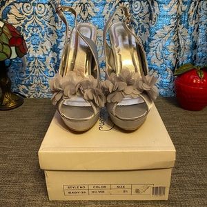 Journee Collection Silver Flower Heels. Size 8.5